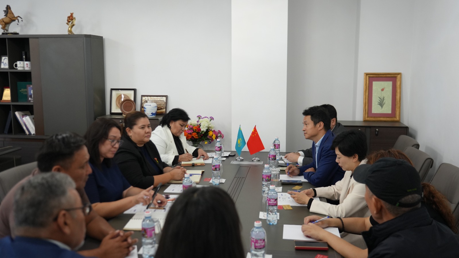 Сегодня в Университете Кунаева состоялась официальная встреча делегации во главе с директором юридической компании “Shanghai Sunhold”