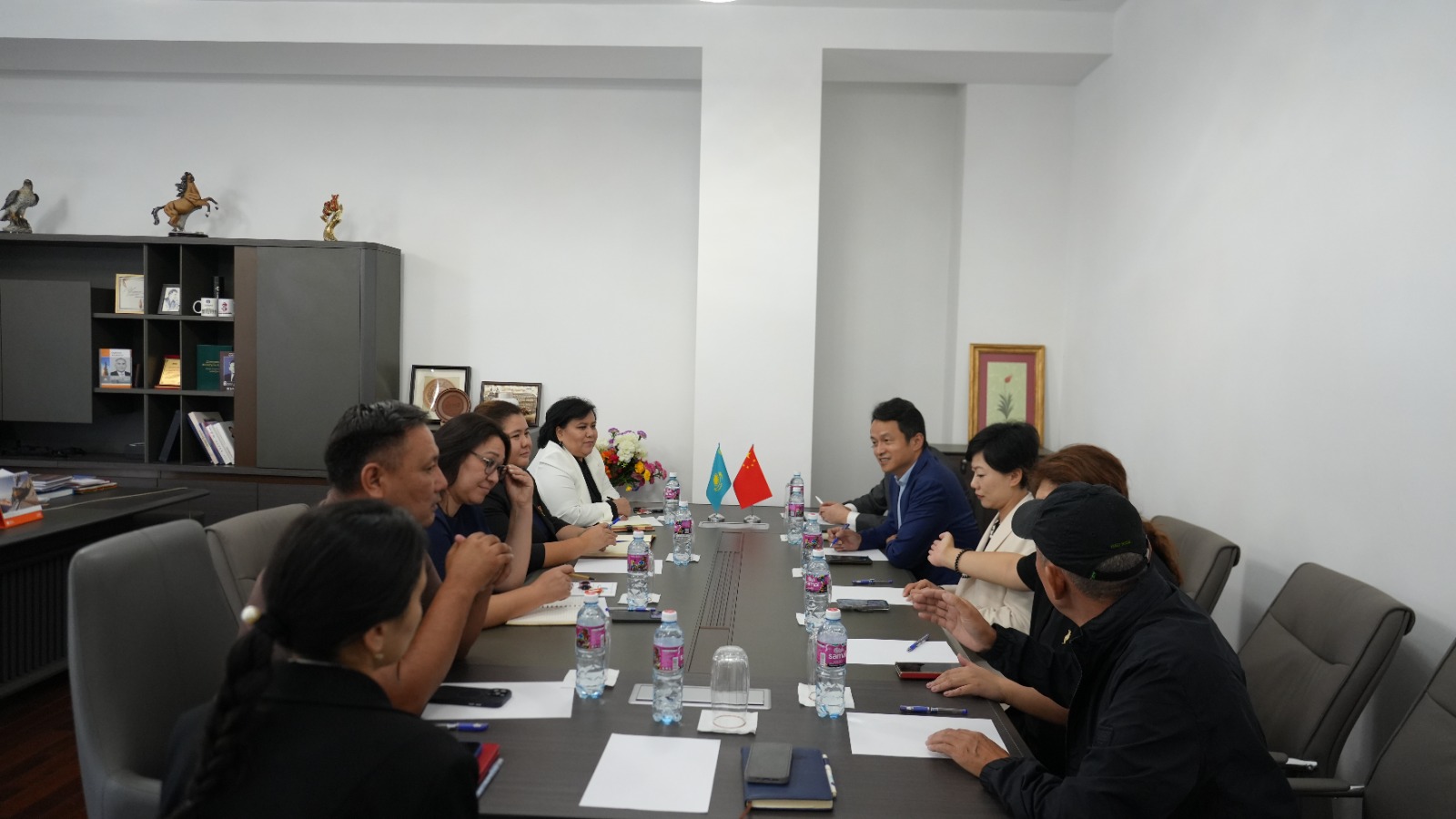 Сегодня в Университете Кунаева состоялась официальная встреча делегации во главе с директором юридической компании “Shanghai Sunhold”