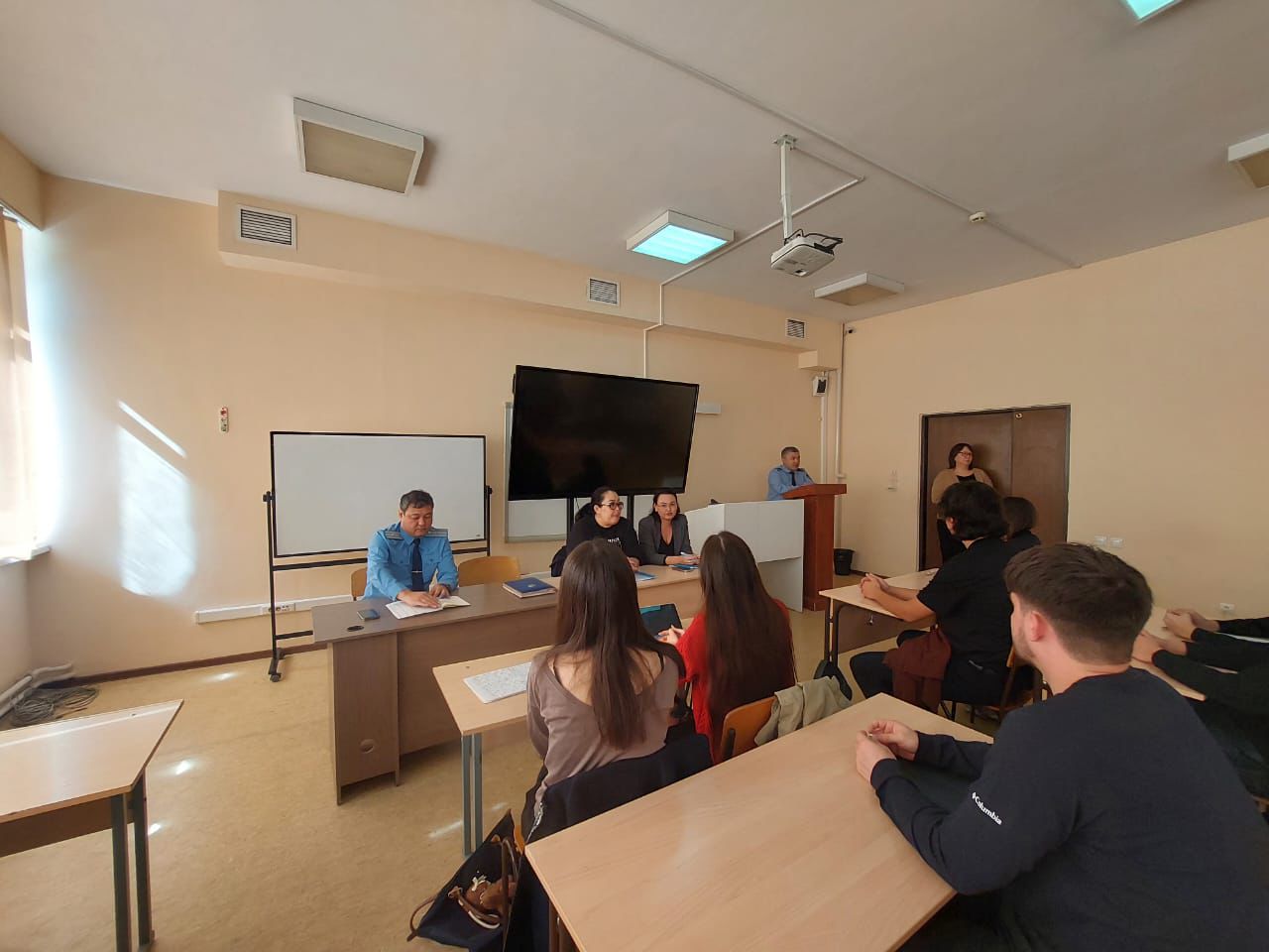 Лекция по правовому просвещению в Университете Кунаева