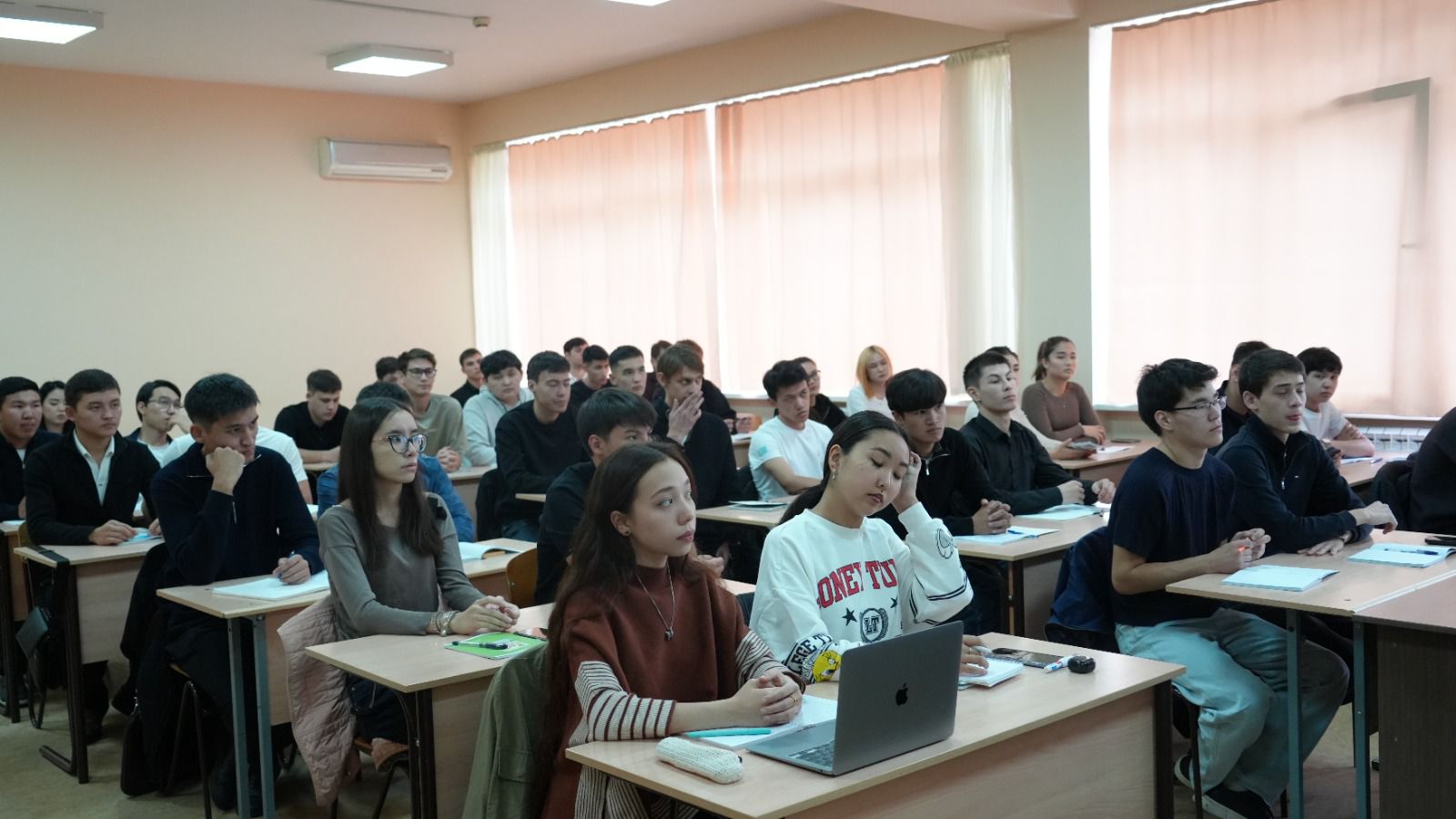 В Университете Кунаева прошла встреча студентов с представителями Департамента КПСиСУ ГП РК по г. Алматы