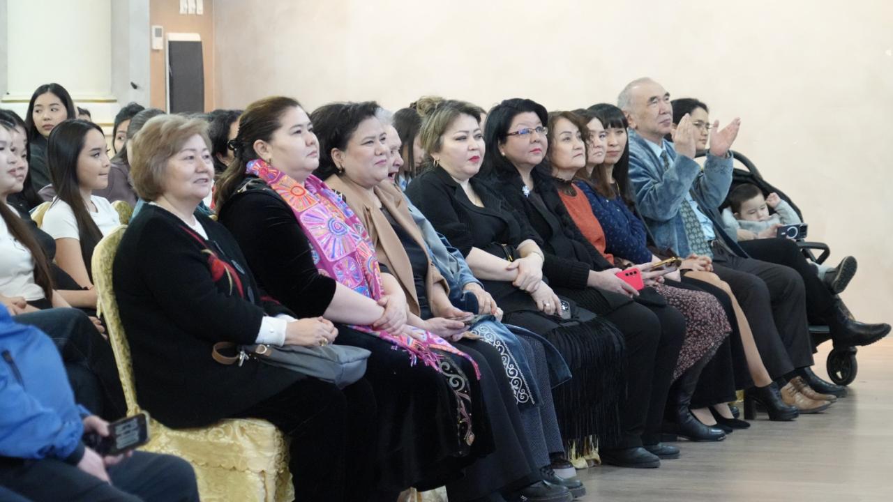 В Университете Кунаева прошёл праздничный вечер «Мир красавиц».