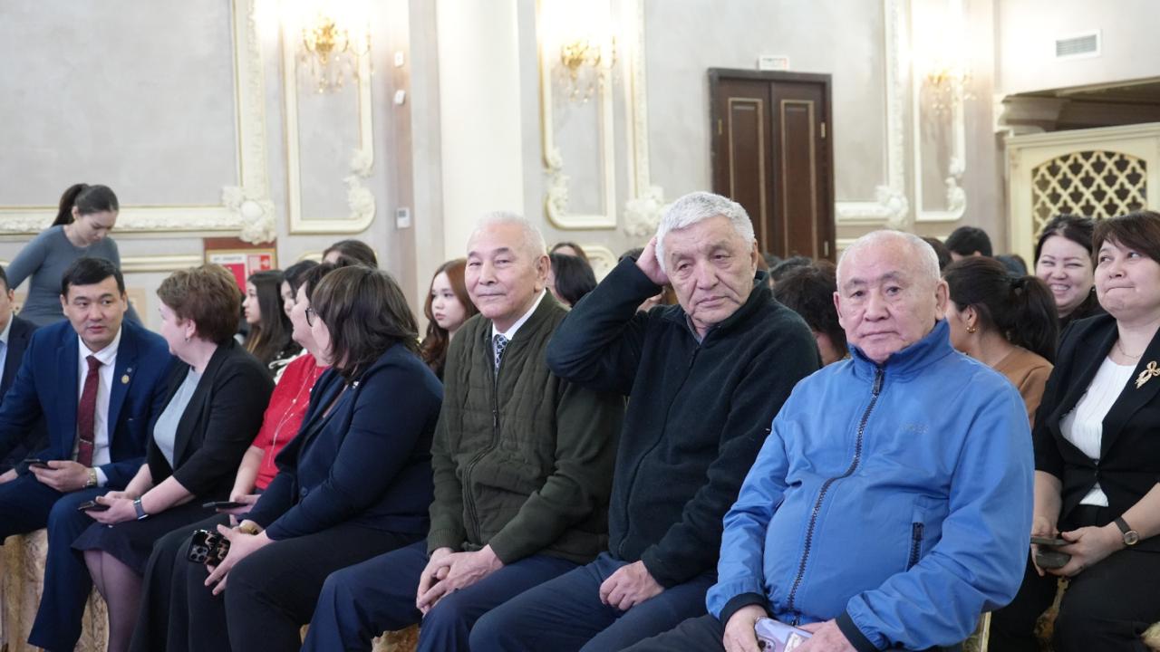 В Университете Кунаева прошёл праздничный вечер «Мир красавиц».